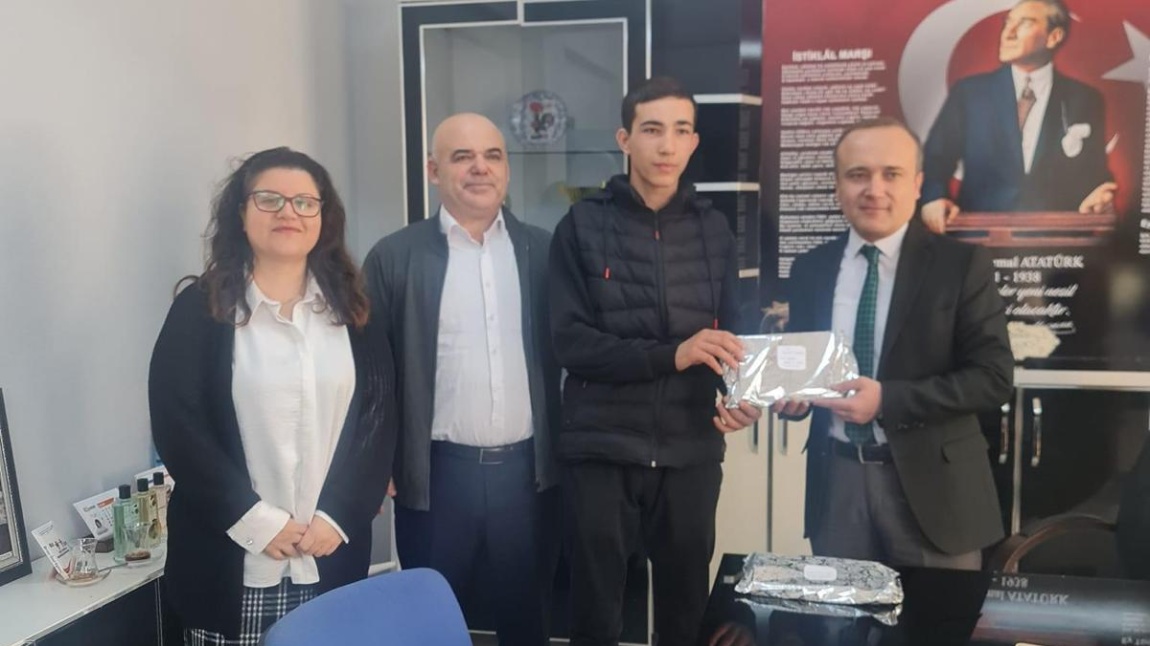 Dilimizin Zenginlikleri Projesi kapsamında düzenlenen Kutadgu Bilig Nesne Tasarımı yarışmasında 2.olan öğrencimize İlce Milli Egitim Müdürümüz Dr.Osman AGUŞ tarafından ödülü takdim edildi.